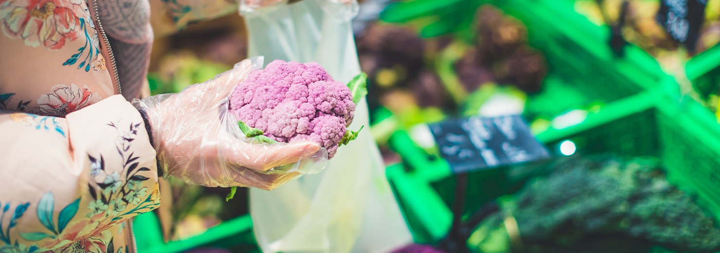 Come riutilizzare i sacchetti compostabili dell’ortofrutta per raccogliere l’umido