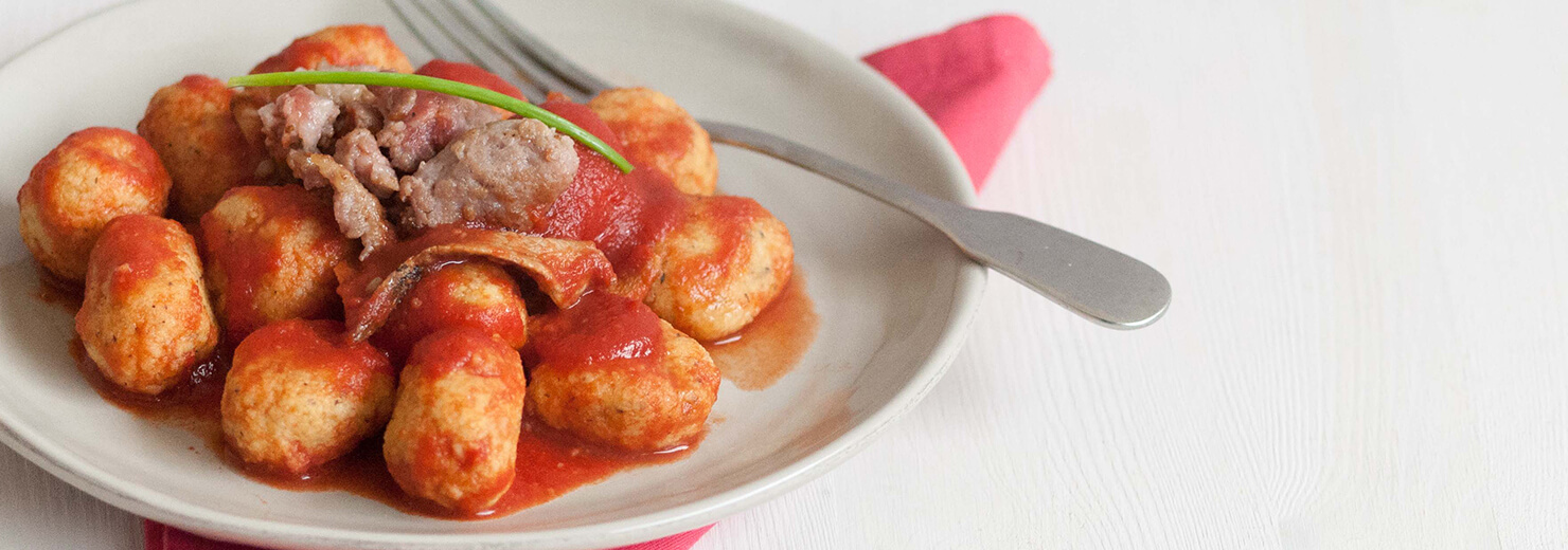 Gnocchi di polenta con salsiccia e funghi